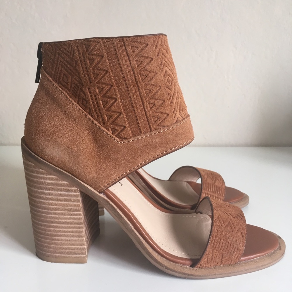 Kelsi Dagger Merrikoo Suede Embossed Sandals Sz 6
